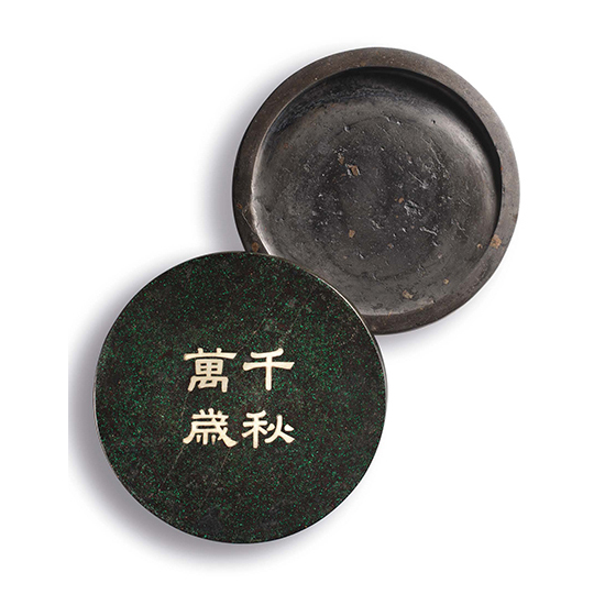 AN IMPERIAL ‘HAN EAVES TILE’ INKSTONE WITH INLAID LACQUER BOX AND COVER