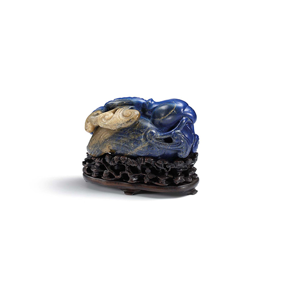 A CARVED LAPIS LAZULI BIRD AND LINGZHI GROUP